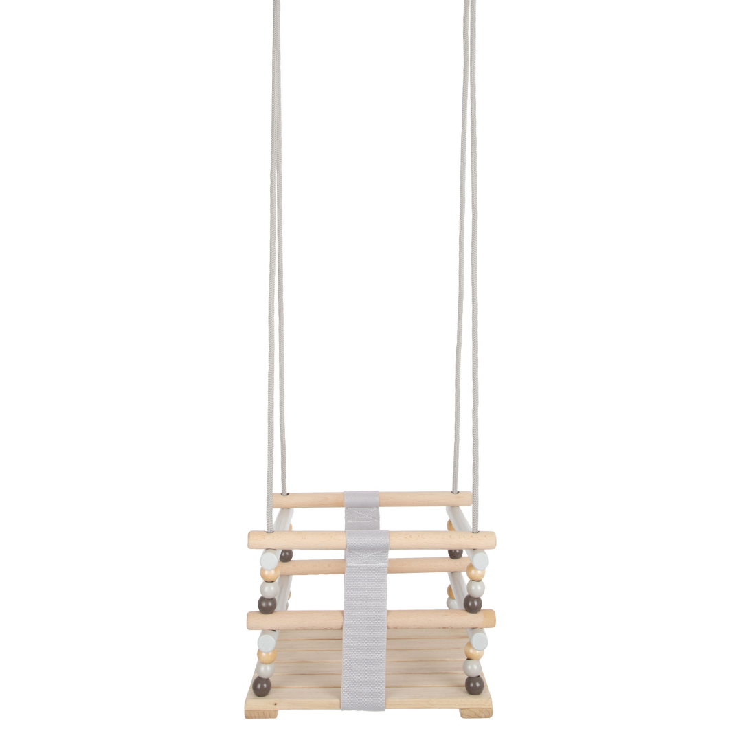 Cadeira de baloiço infantil em madeira clara com cordas e contas decorativas