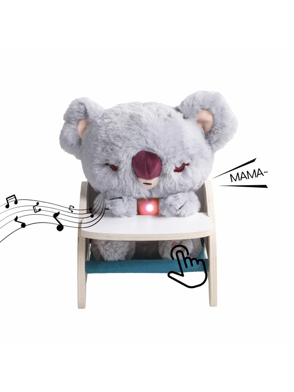 Pelúcia de coala sentada numa cadeira de madeira clara com botão vermelho iluminado