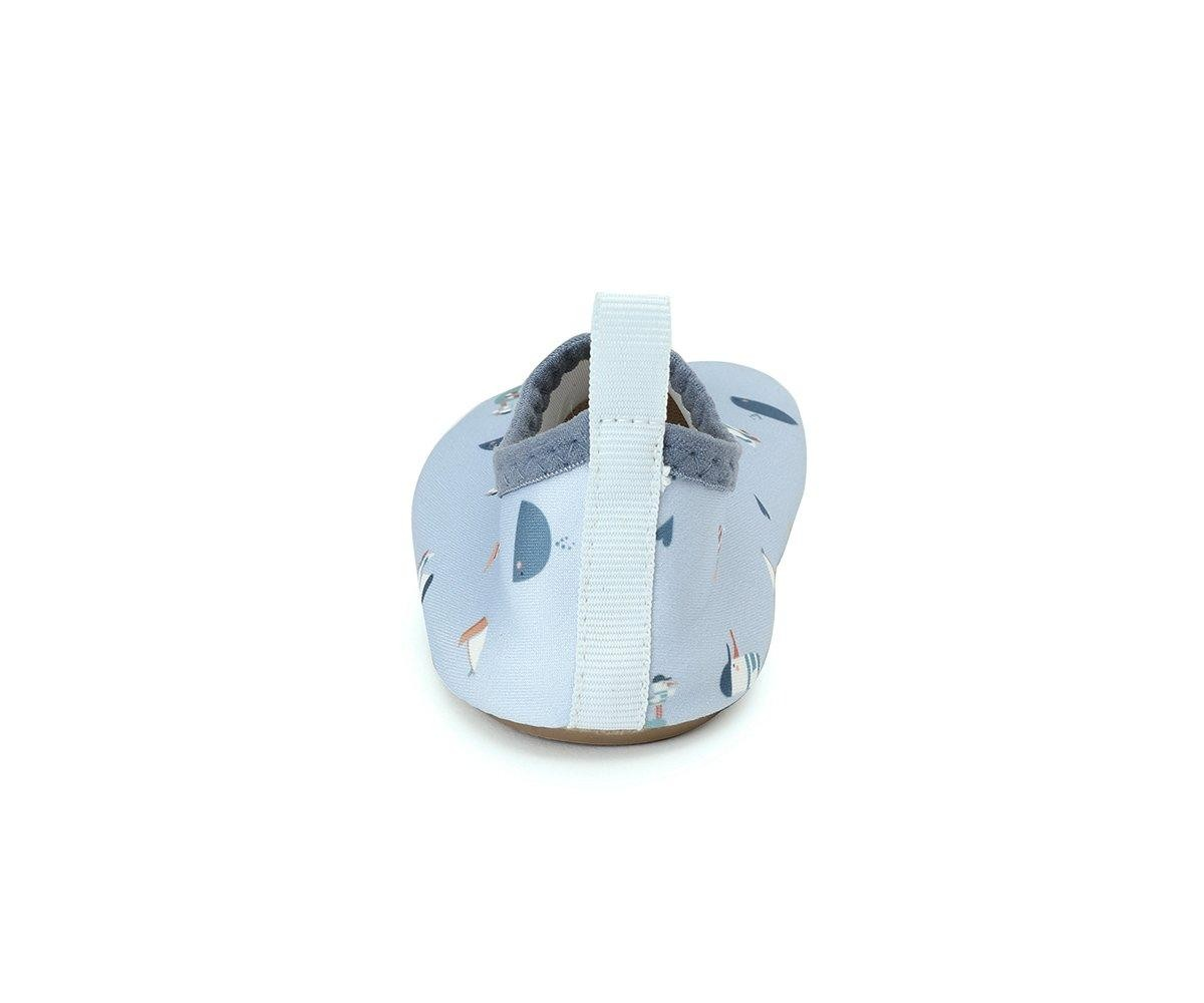 Chinelo de bebé azul claro com padrão geométrico visto de trás