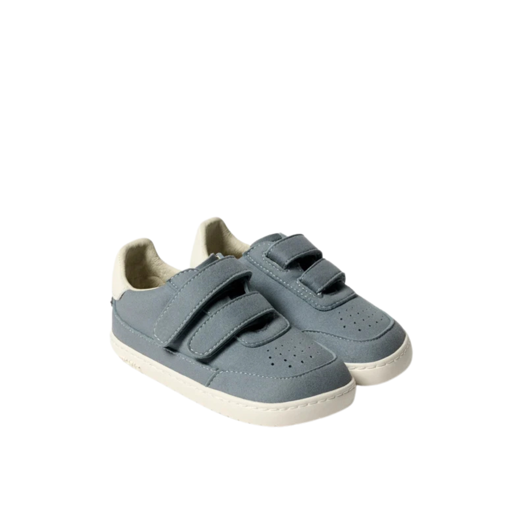 Sapatilhas infantis cinza com fecho velcro e sola creme