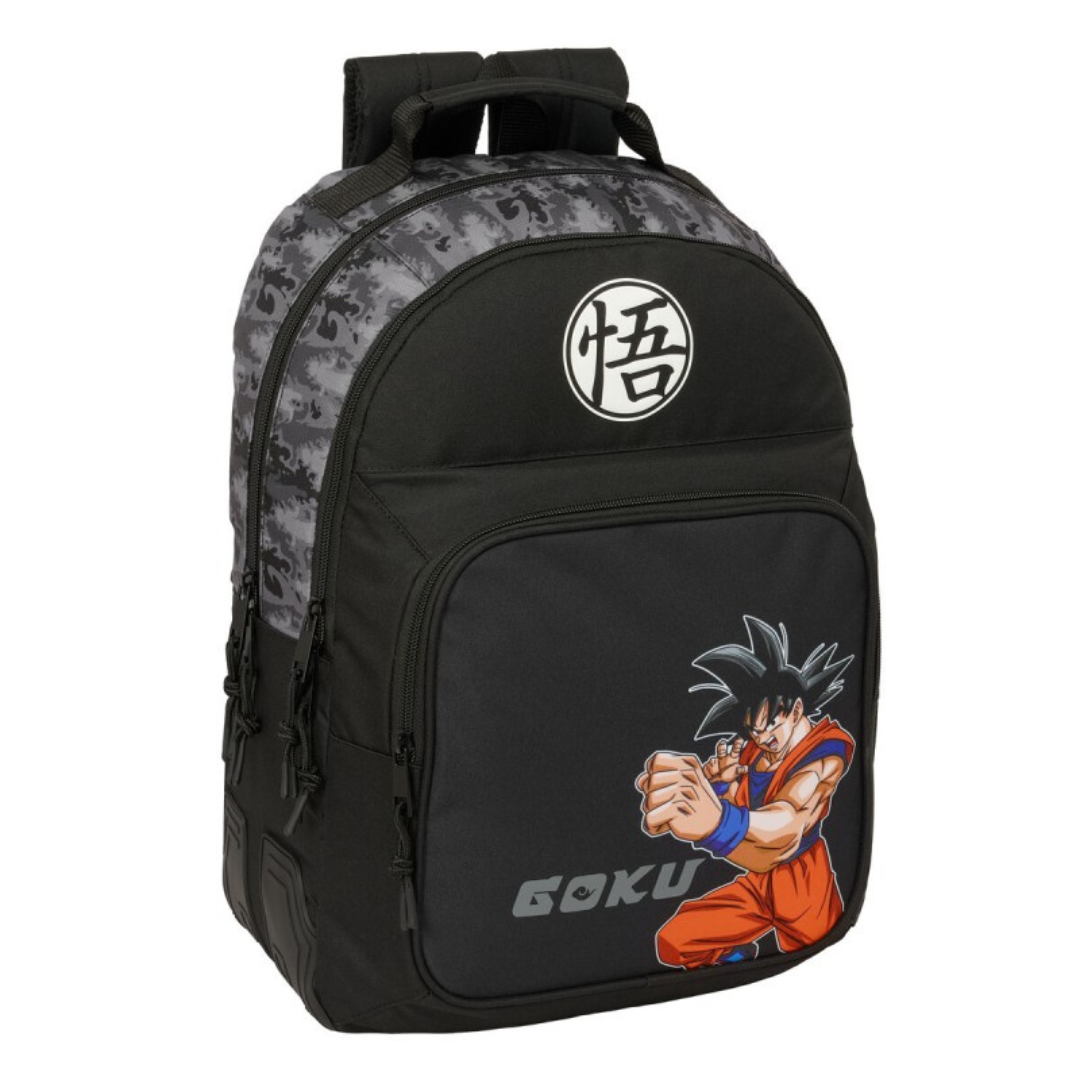 Mochila preta com figura de Goku, texto GOKU e padrão camuflado cinzento