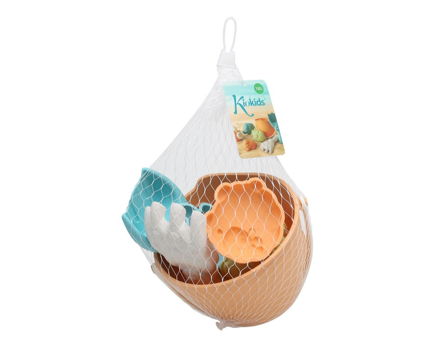 Conjunto de brinquedos de praia para crianças em rede branca com balde castanho, pá azul, ancinho branco e molde laranja