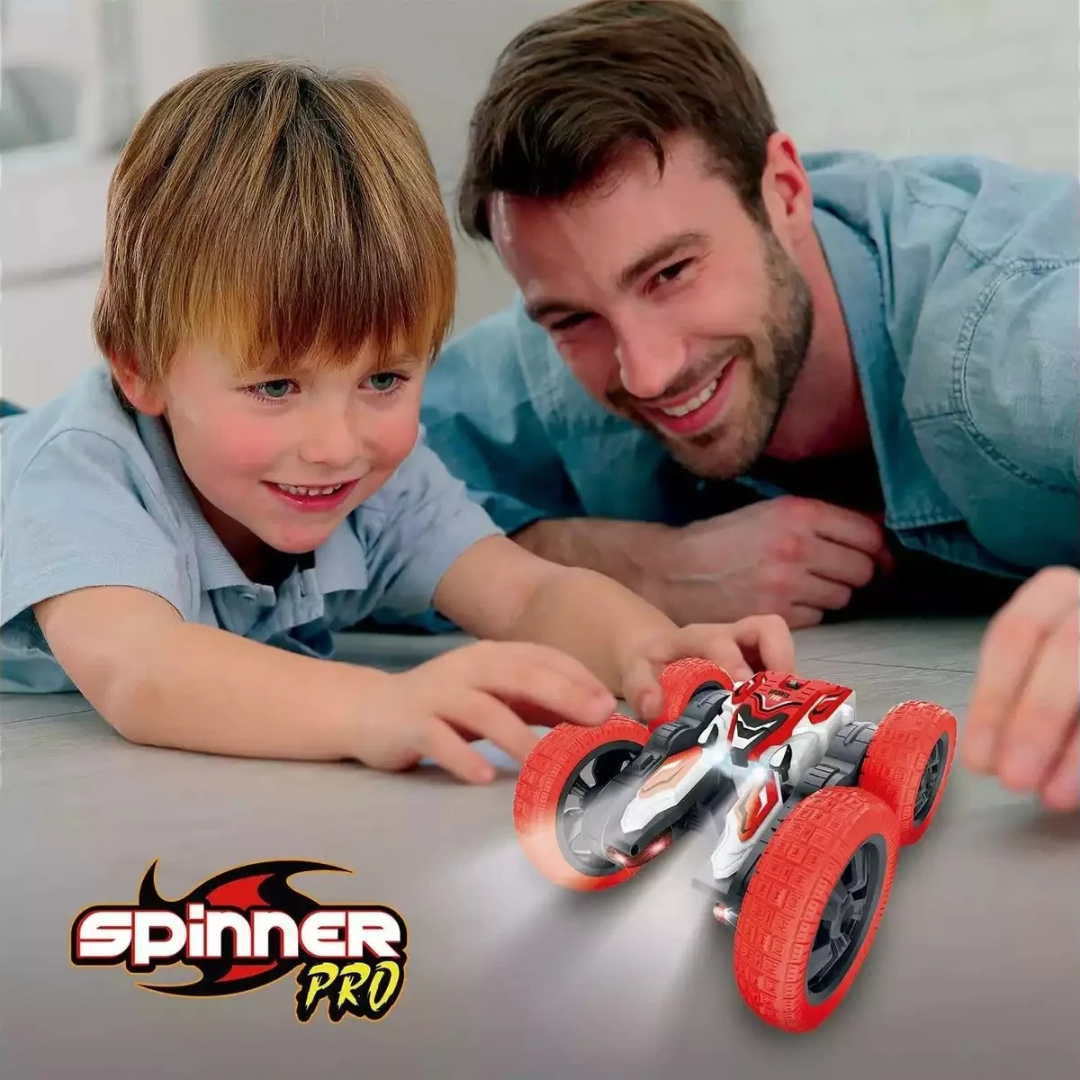 Carrinho de brinquedo com rodas vermelhas e luzes a ser manuseado por criança e adulto.