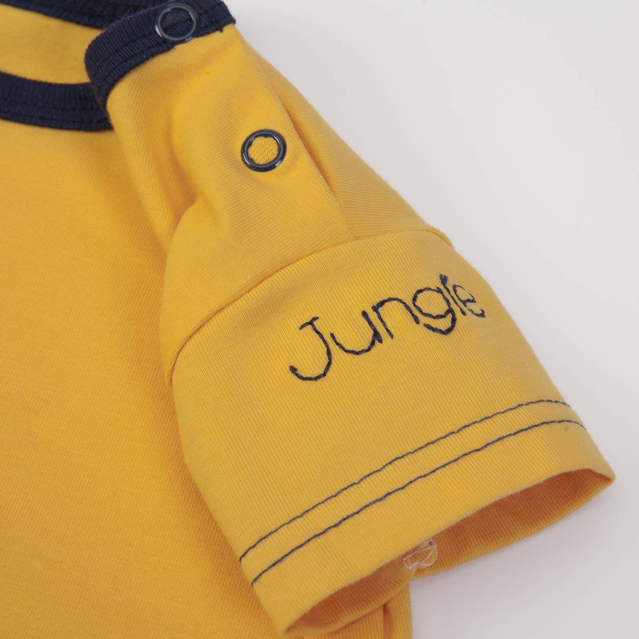 Camisola amarela de manga curta com gola e rebordos azuis escuros, botão de pressão e bordado 'Jungle'.
