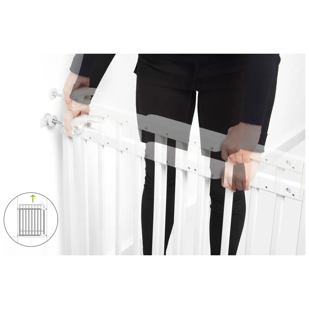 Portão de segurança branco com barras verticais e operação manual por pessoa com roupas pretas