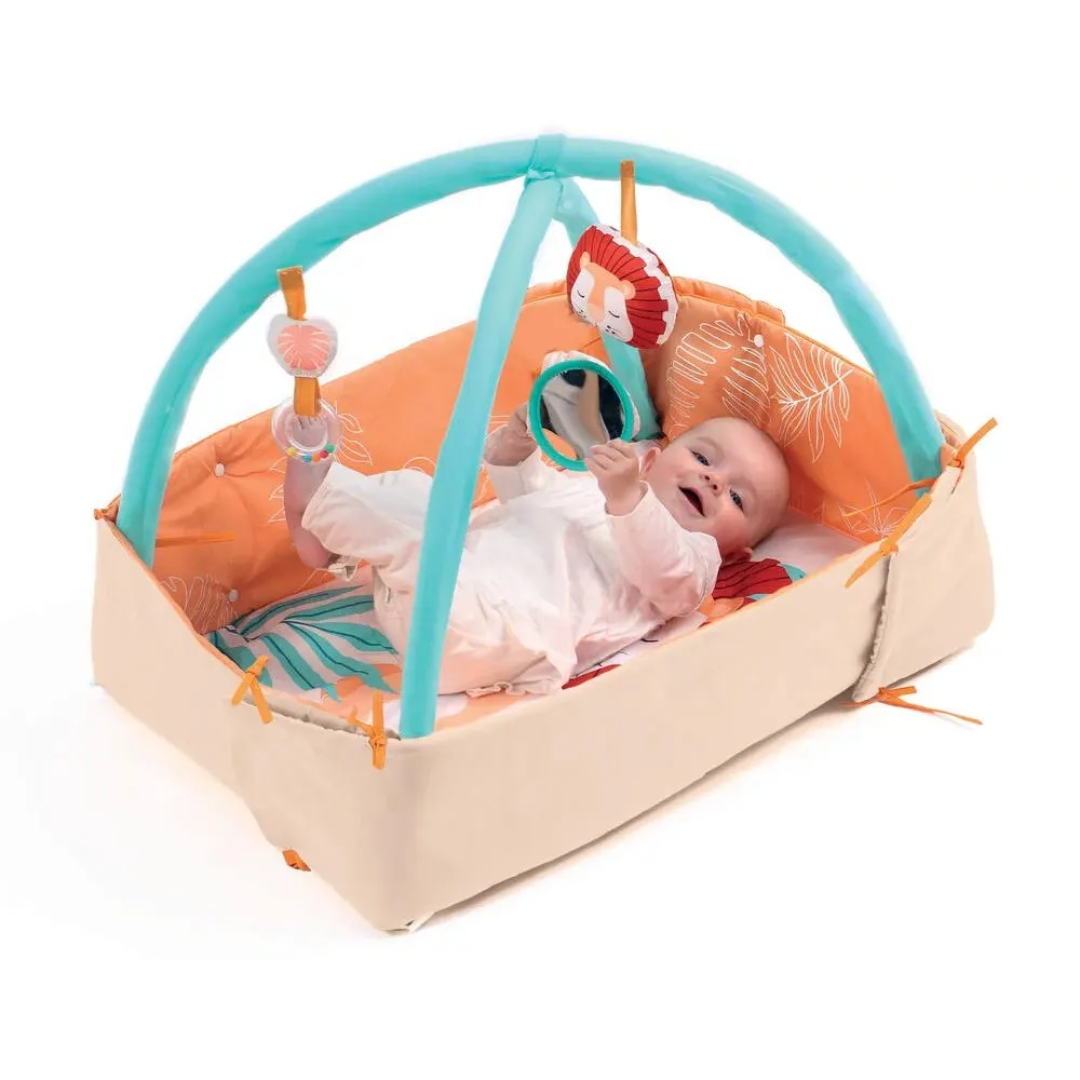 Espaço de atividades para bebé com arco azul e brinquedos pendurados.