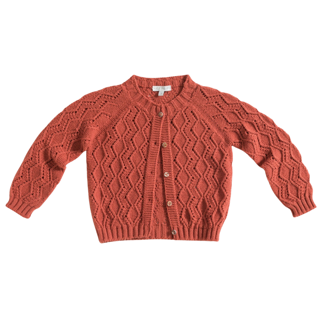 Cárdigan tricotado laranja terracota com botões de madeira e padrão em losangos