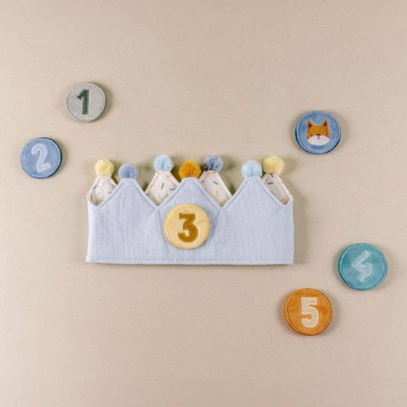 Coroa infantil azul com pompons e discos numerados de tecido