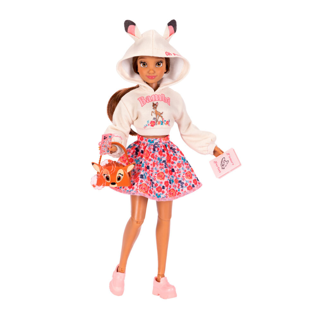 Boneca com hoodie branco com orelhas, saia floral e acessórios rosa