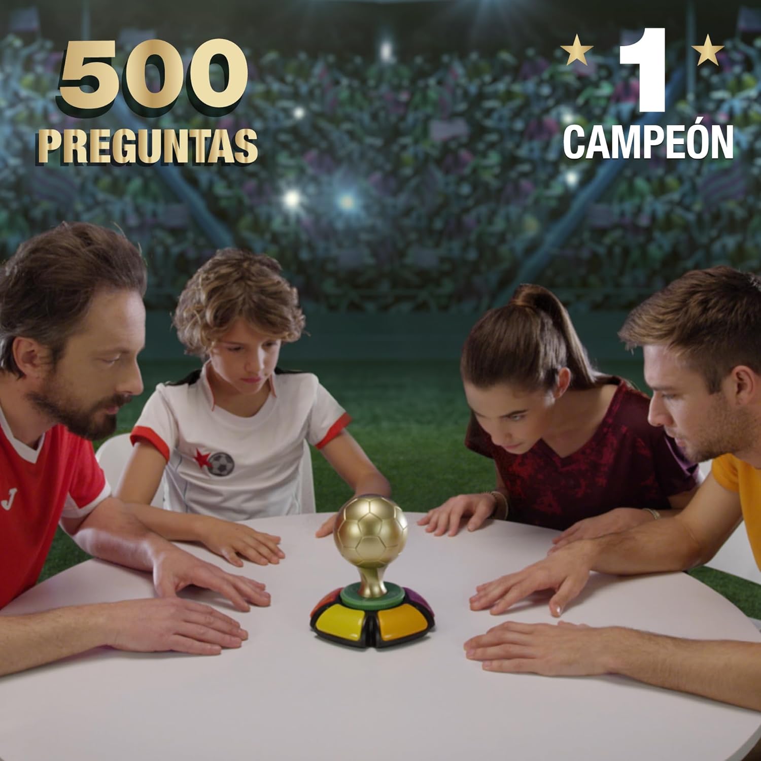 Quatro pessoas ao redor de mesa branca com brinquedo de troféu dourado bola de futebol e base colorida, fundo estádio, texto 500 PREGUNTAS e 1 CAMPEÓN.