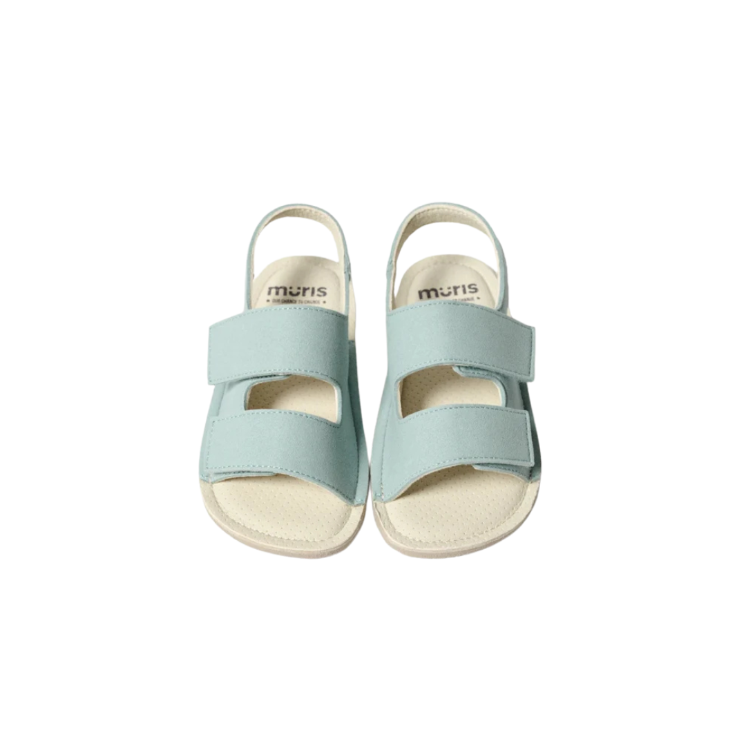 Sandálias abertas azuis claras com velcro e sola bege