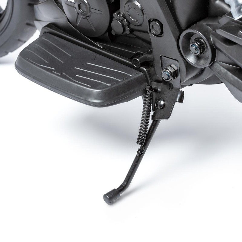 Apoio para pés preto em motocicleta com estrutura metálica e mola