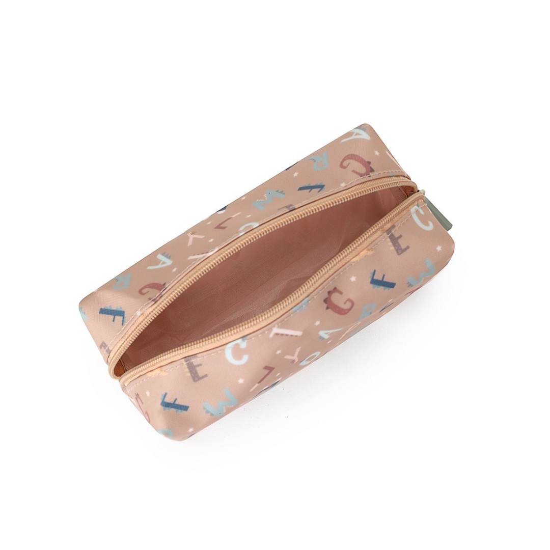 Estojo escolar rosa com padrão de letras coloridas em fundo branco