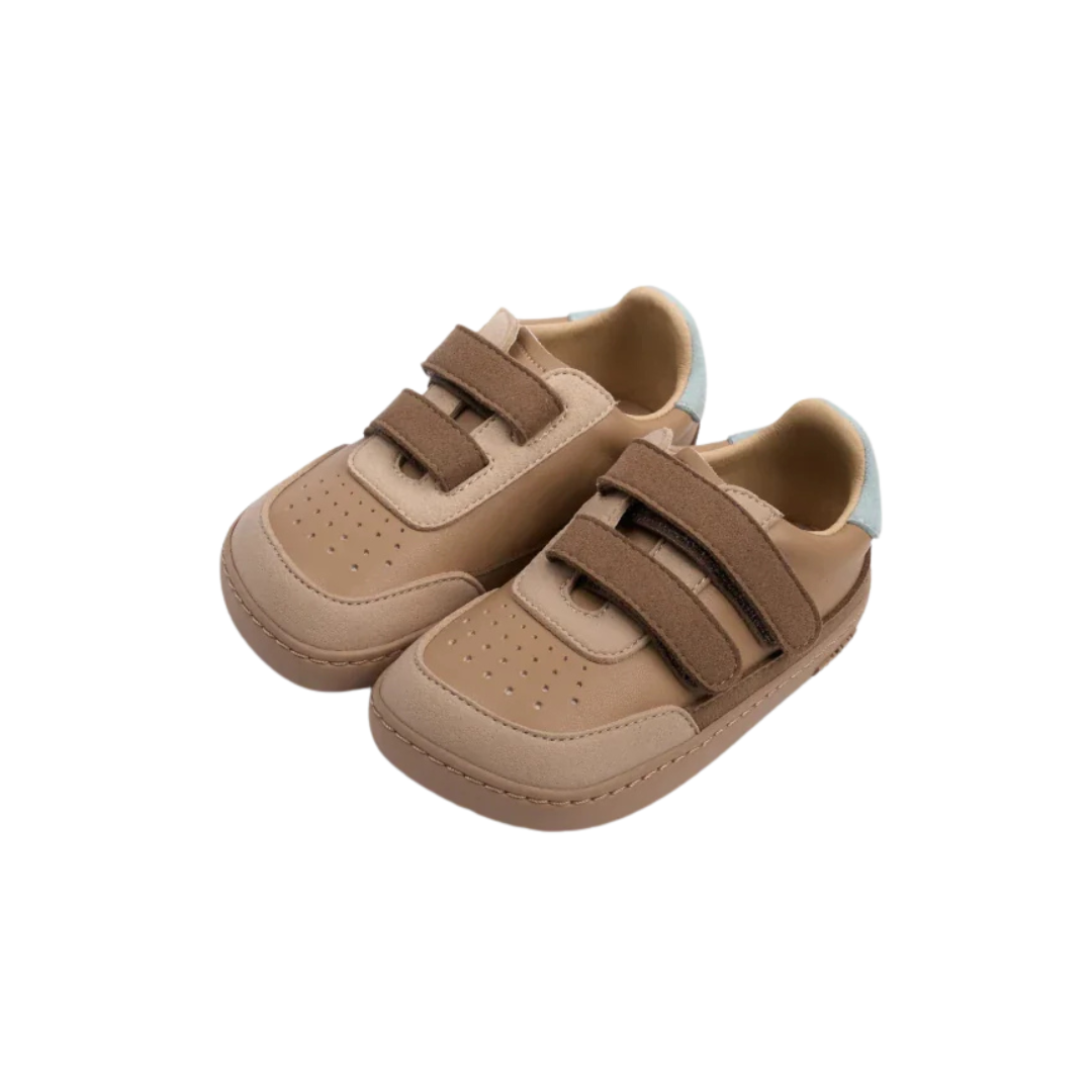 Sapatilhas infantis bege e castanho com fecho de velcro e parte traseira azul clara
