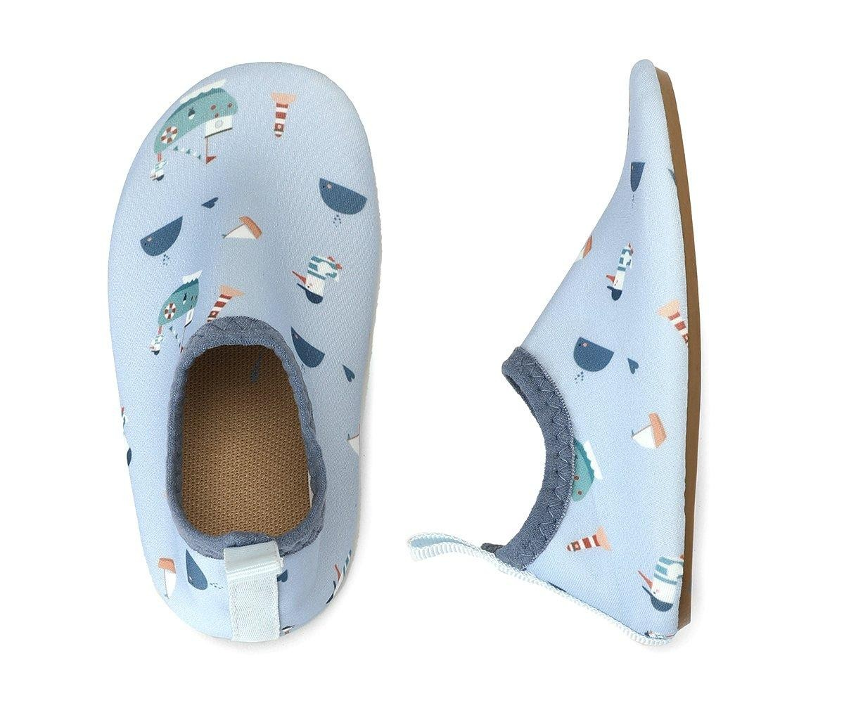 Sapatilhas azuis com padrão de barcos e faróis