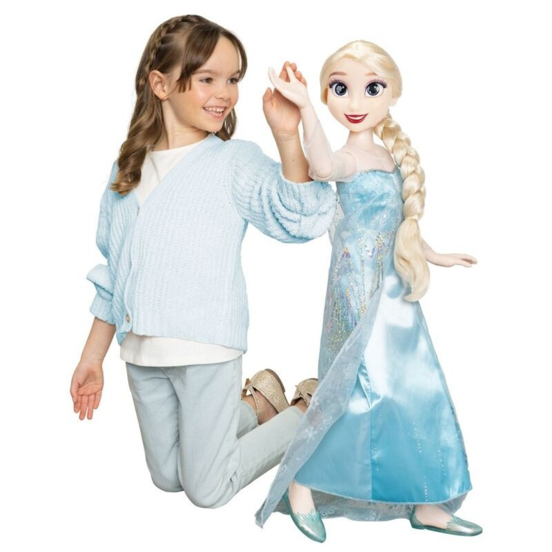 Boneca Elsa da Disney com vestido azul claro e menina junto