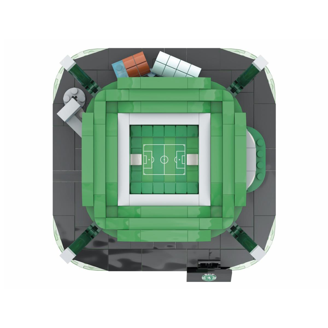 Modelo de estádio de futebol em blocos de construção com relvado verde no centro.
