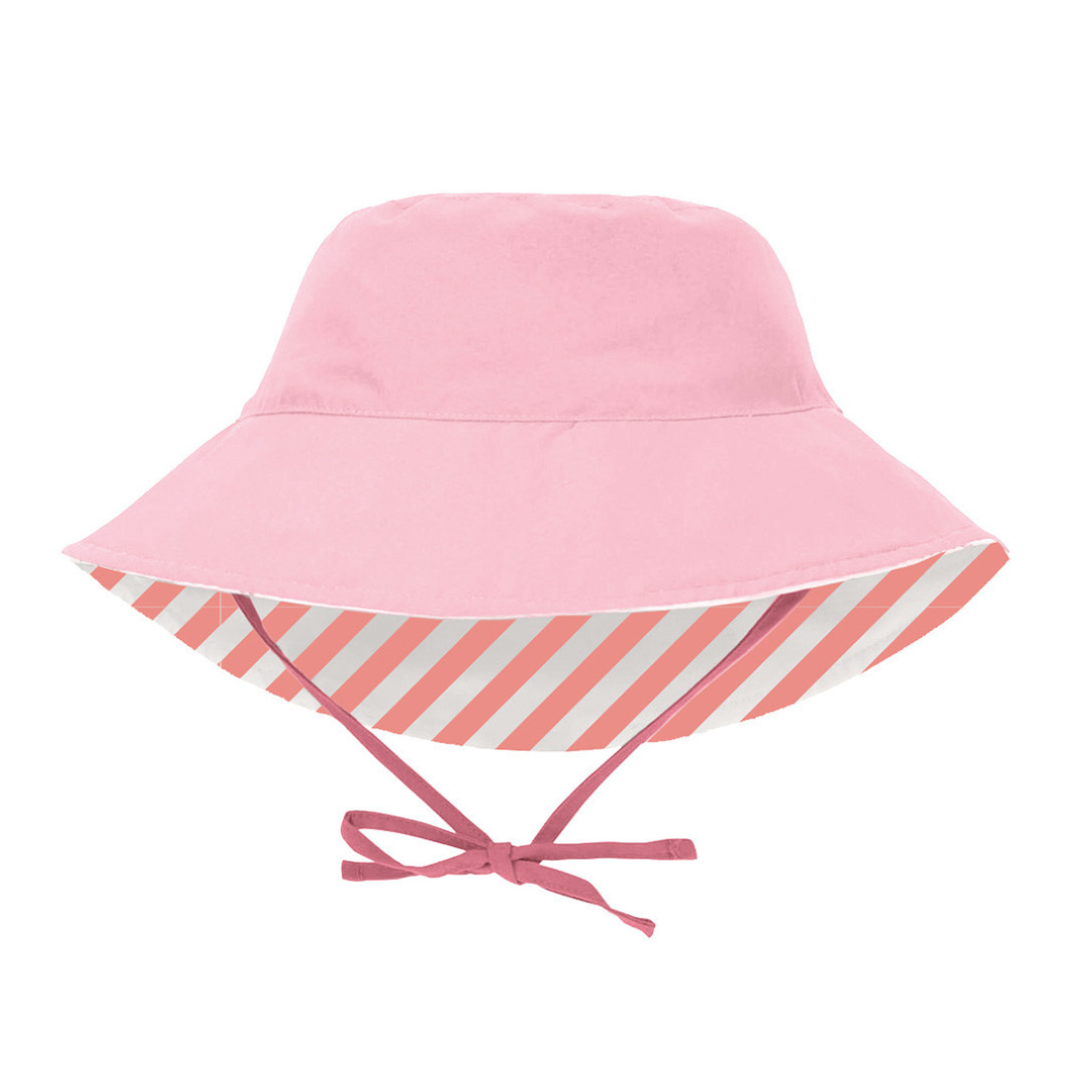 Chapéu rosa suave com riscas diagonais no forro e fitas para atar