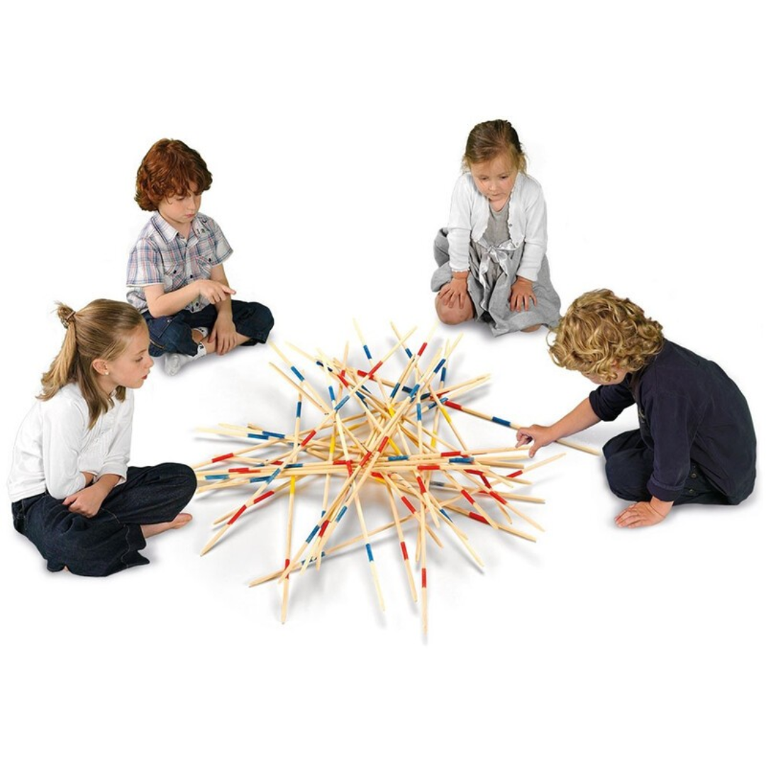 Crianças jogando jogo de peças de madeira coloridas no chão branco