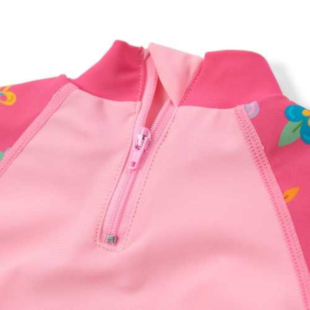 Roupa rosa para criança com manga floral e fecho central rosa