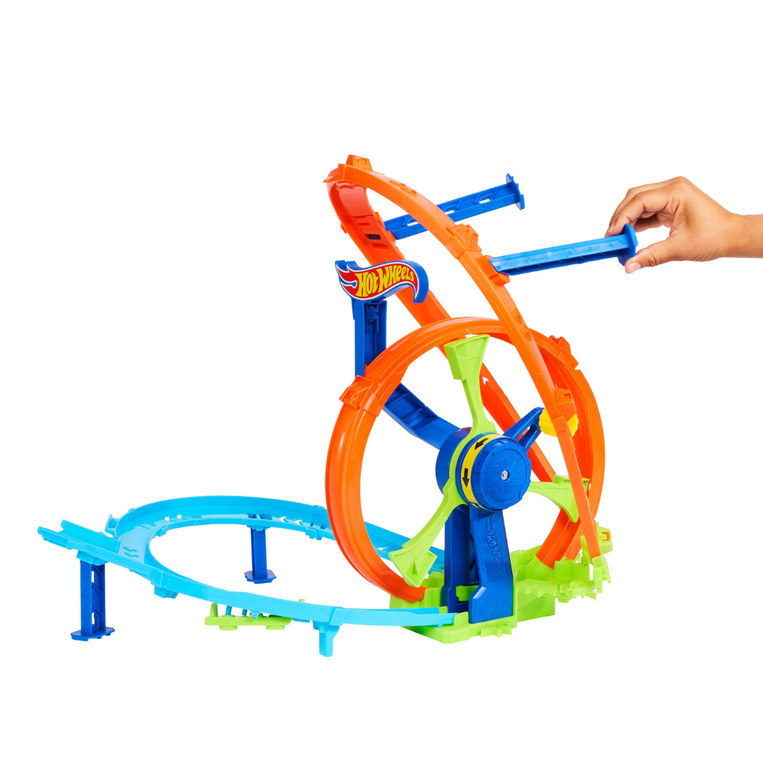 Pista de brinquedo Hot Wheels colorida com roda gigante e mão a montar a peça