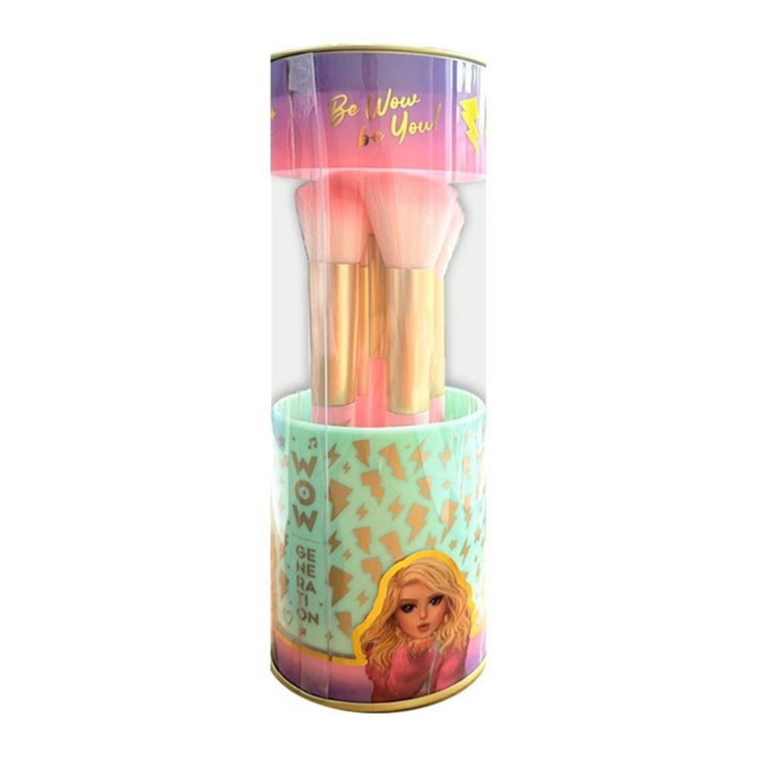 Conjunto de pincéis de maquilhagem em suporte colorido com padrão de raios e imagem de mulher loira