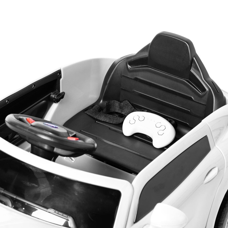 Carro elétrico de brincar branco com volante preto e controlo remoto
