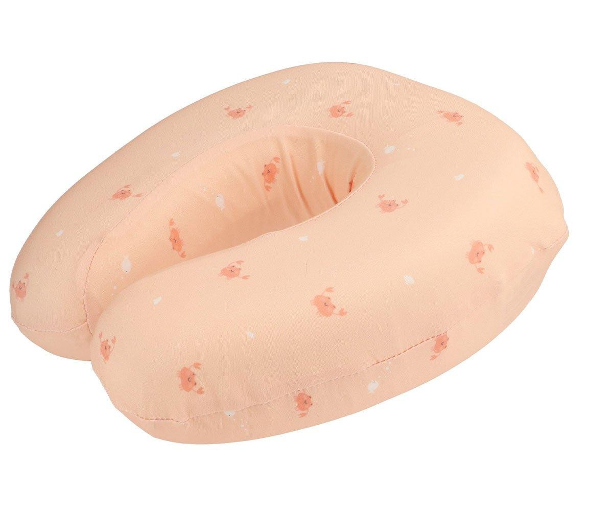 almofada de pescoço rosa claro com pequenas flores cor-de-rosa e brancas em formato U