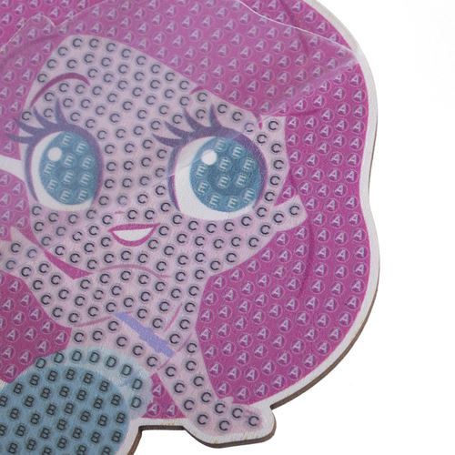 Desenho animado rosa com cabelo rosa e olhos azuis sobre fundo rosa com padrão de letras