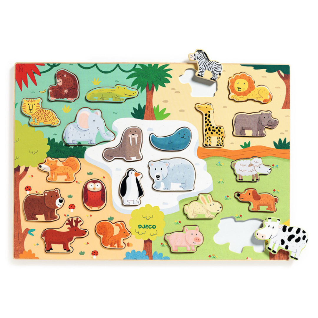 Puzzle de madeira com peças de animais sobre fundo colorido com cenário natural e logo DJECO.