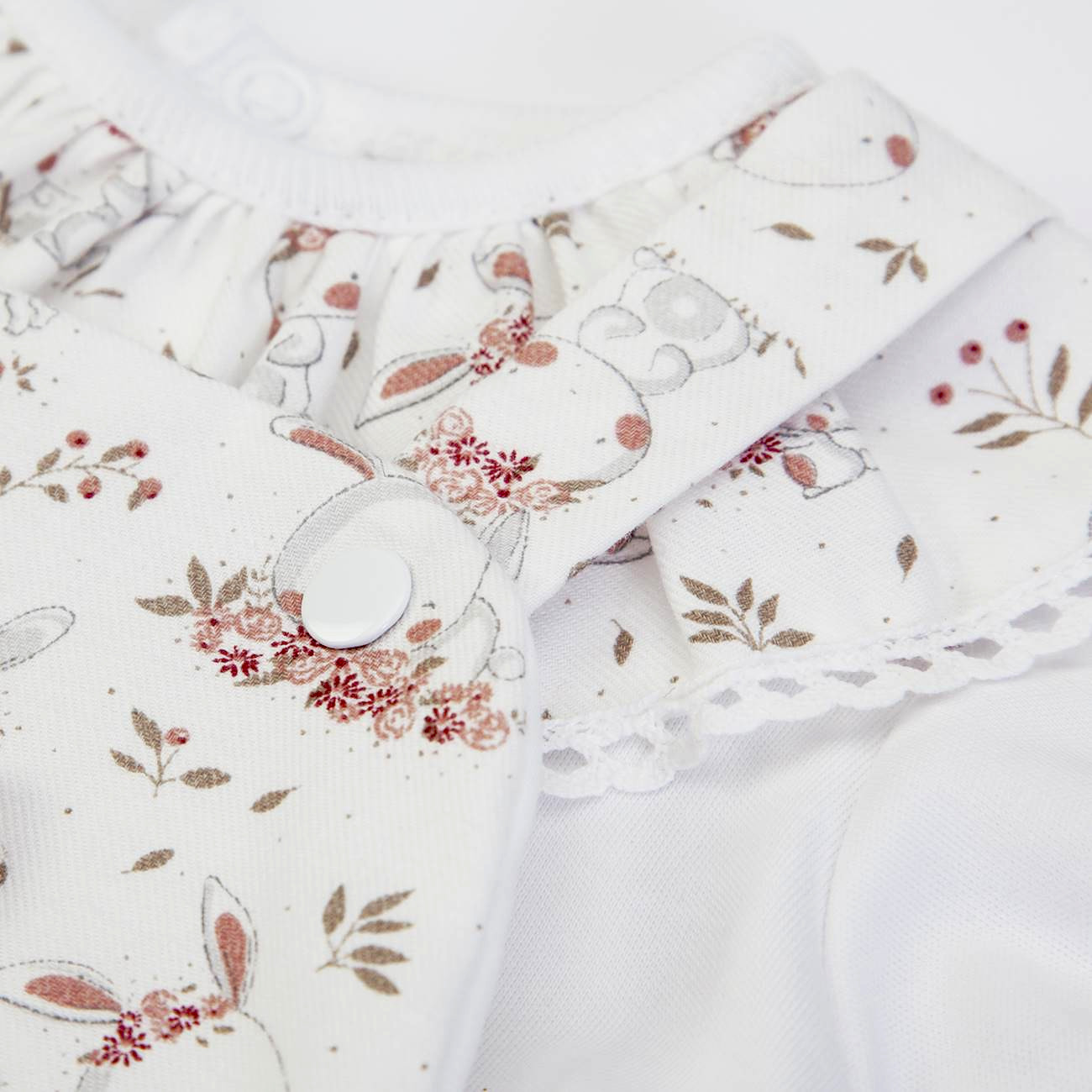 Gola dupla com tecido estampado de coelhos e flores em pano branco