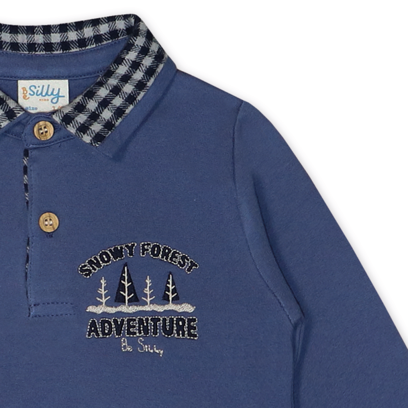 Polo azul com gola xadrez e bordado de árvores e texto na frente