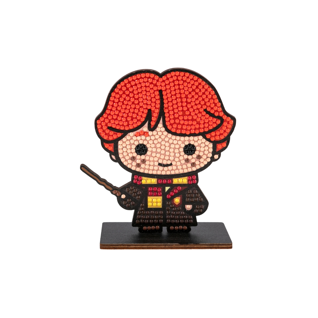 Figura decorativa de personagem ruivo com varinha e cachecol em madeira e cristais coloridos