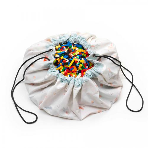 Saco de pano branco com peças de blocos de construção coloridos no interior