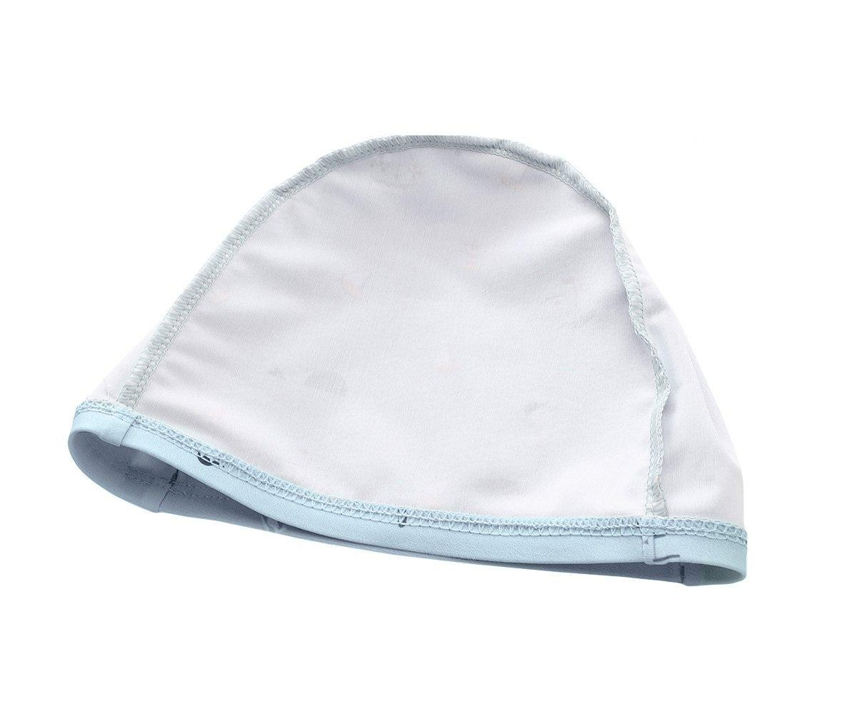 Touca branca e azul de tecido com costuras, sobre fundo branco