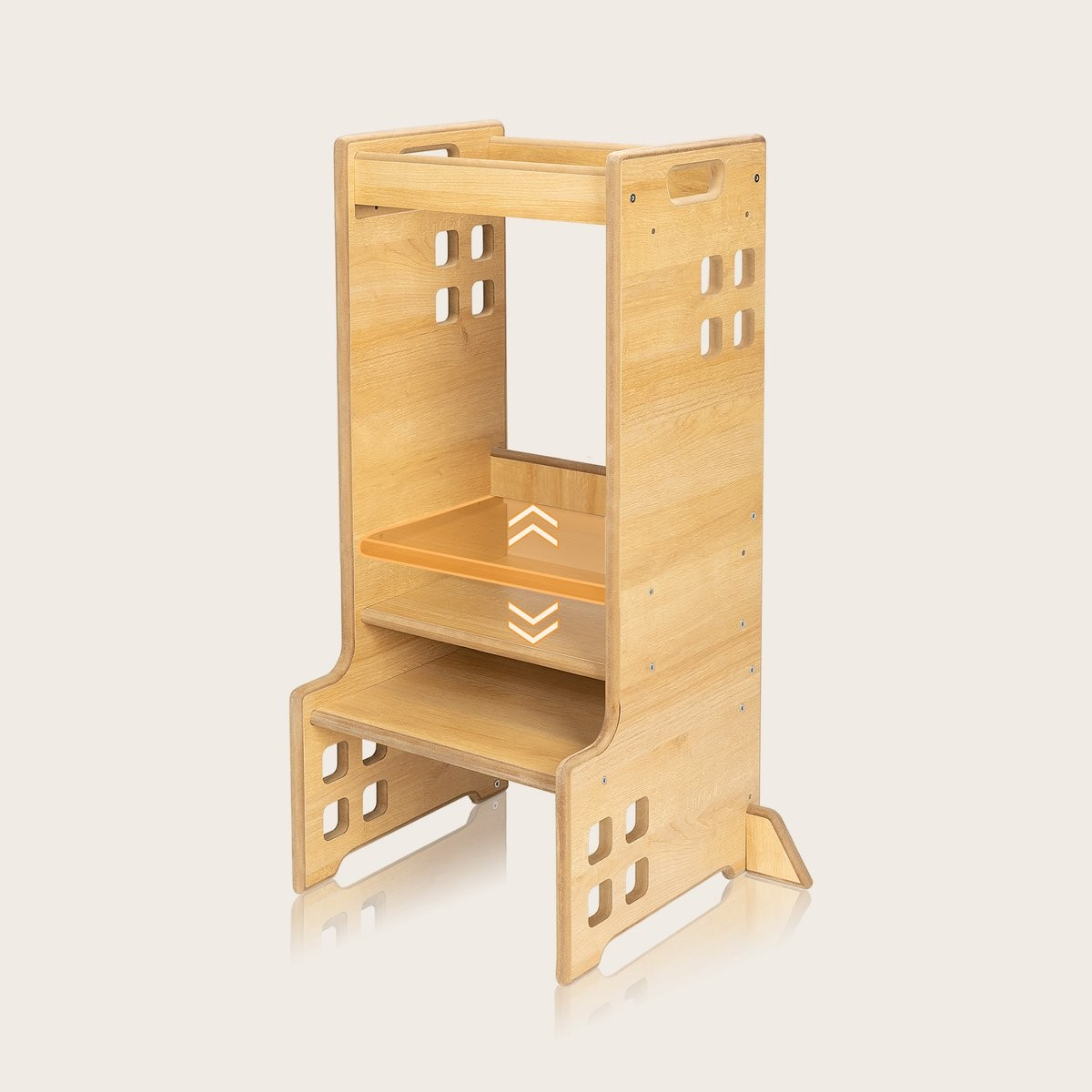 Estrutura de madeira clara com prateleira regulável e laterais com recortes quadrados.