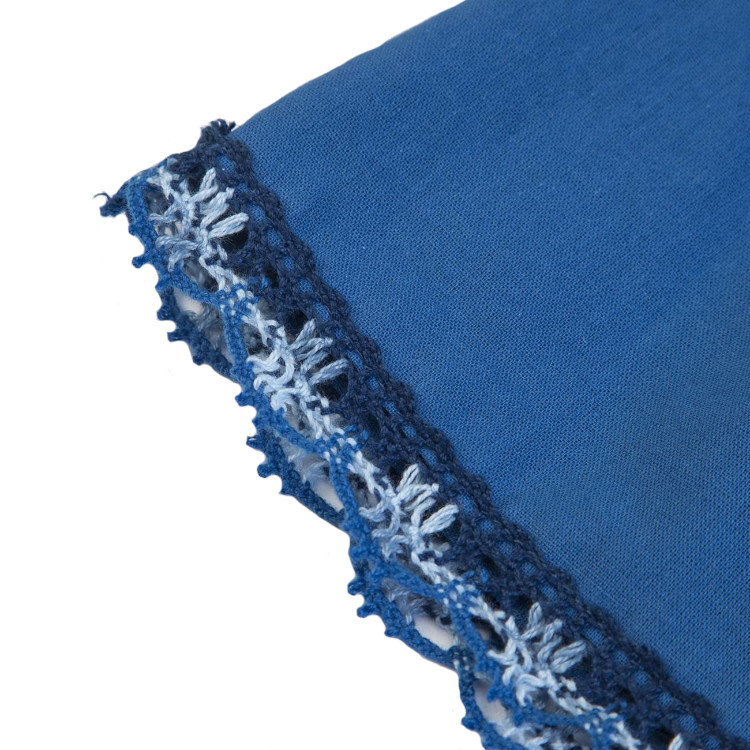Pano azul com barra em renda crochê azul escuro e branco com padrão floral