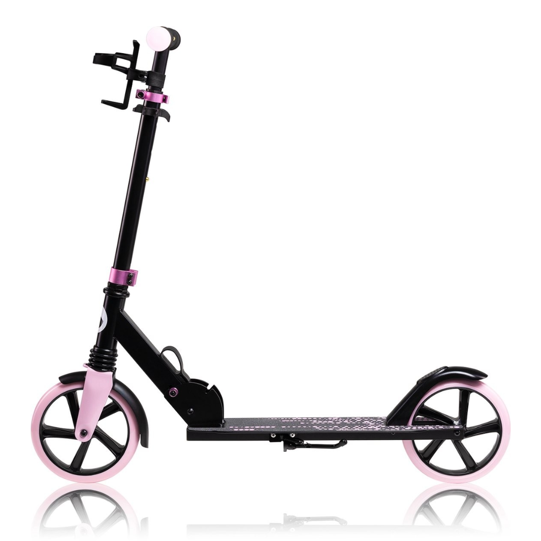 Trotinete preta e rosa com rodas e punhos cor-de-rosa