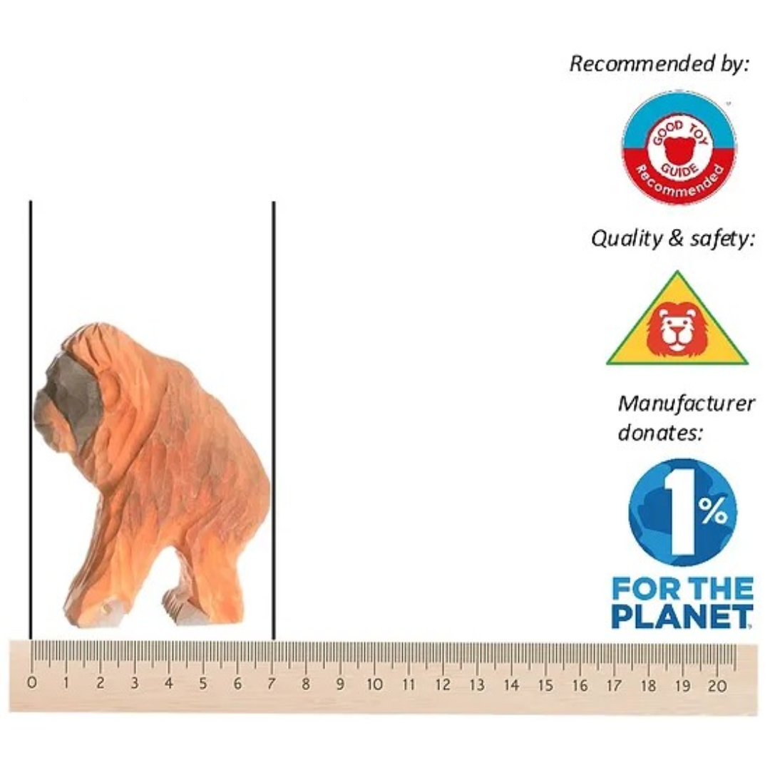 Figura de urso laranja com régua e etiquetas ao lado em fundo branco