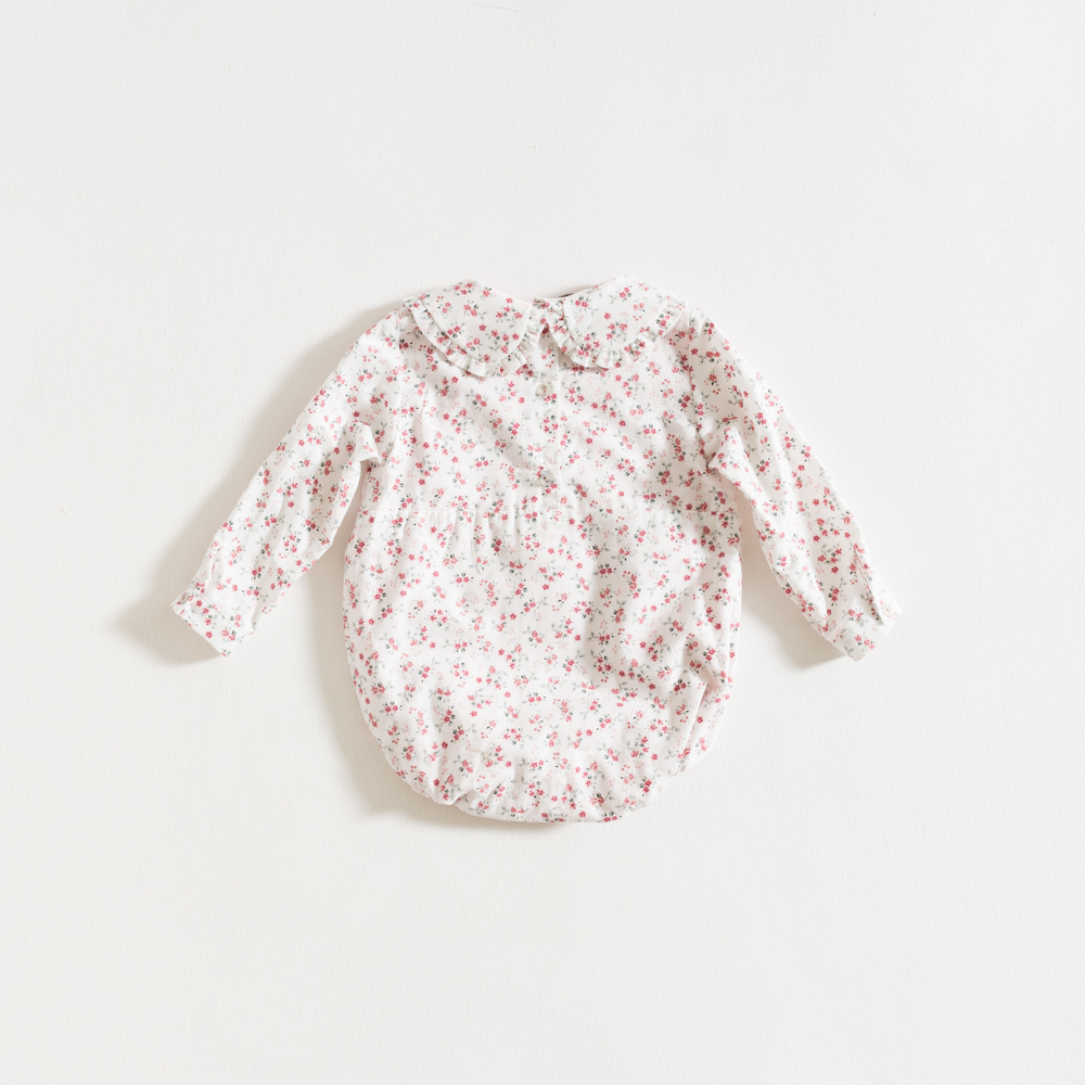 Body de bebé em algodão branco com pequenas flores cor-de-rosa e verde, mangas longas e gola redonda