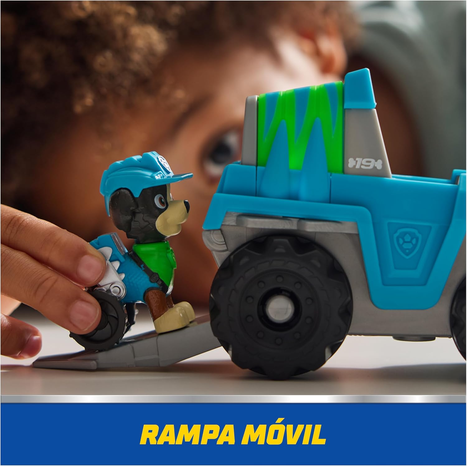 Boneco de cão de brinquedo empurrado na rampa de um veículo de brinquedo azul