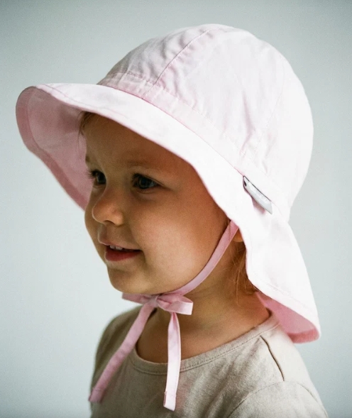 Chapéu rosa claro infantil com abas largas e cinta de amarrar
