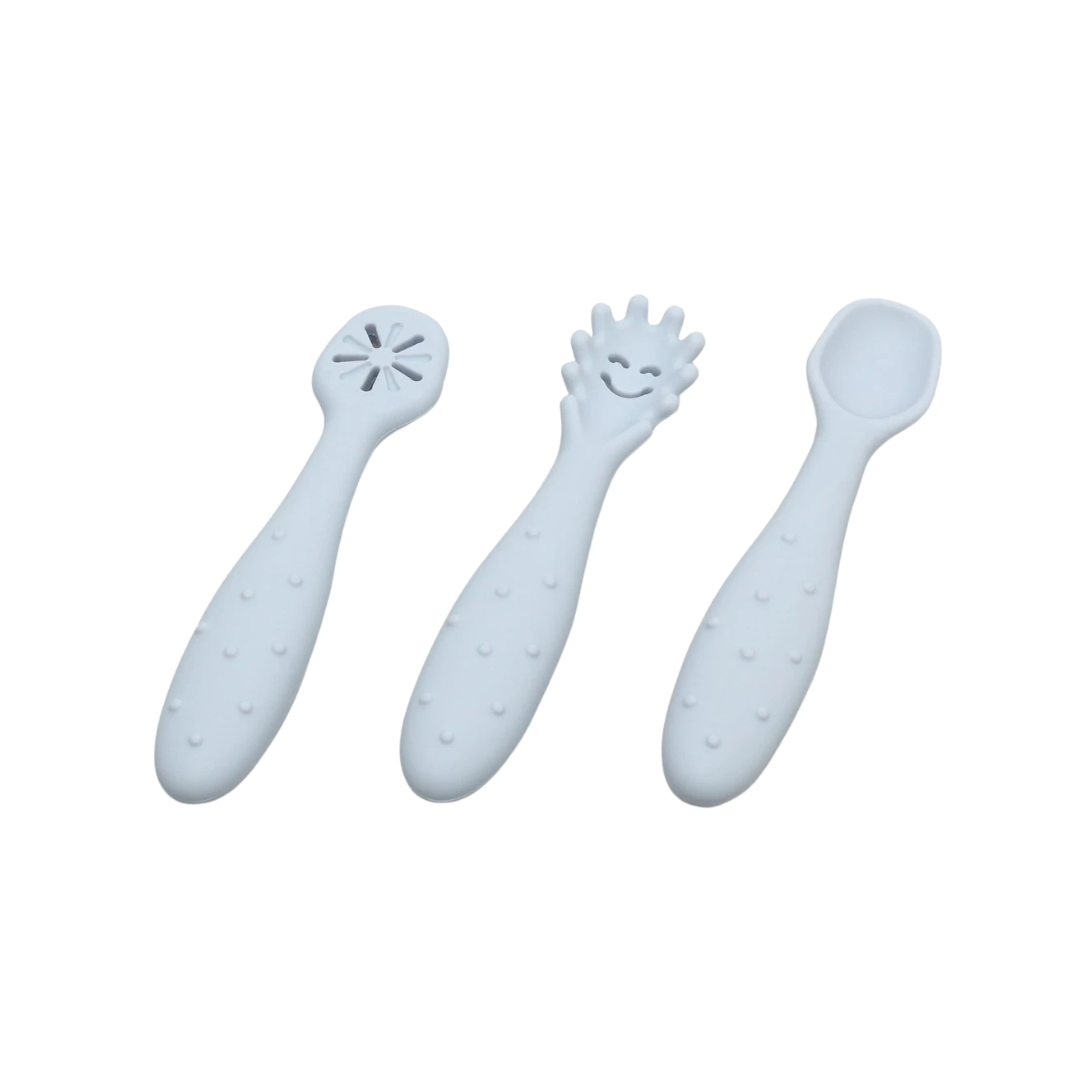 Conjunto de três colheres de silicone cinzento claro para bebé com design distinto.