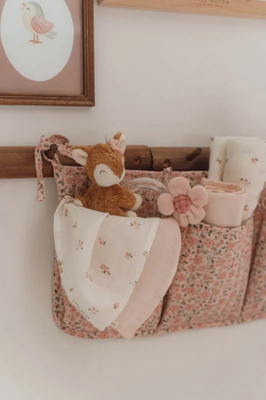 Organizador de tecido floral com peluche, panos e flor decorativa