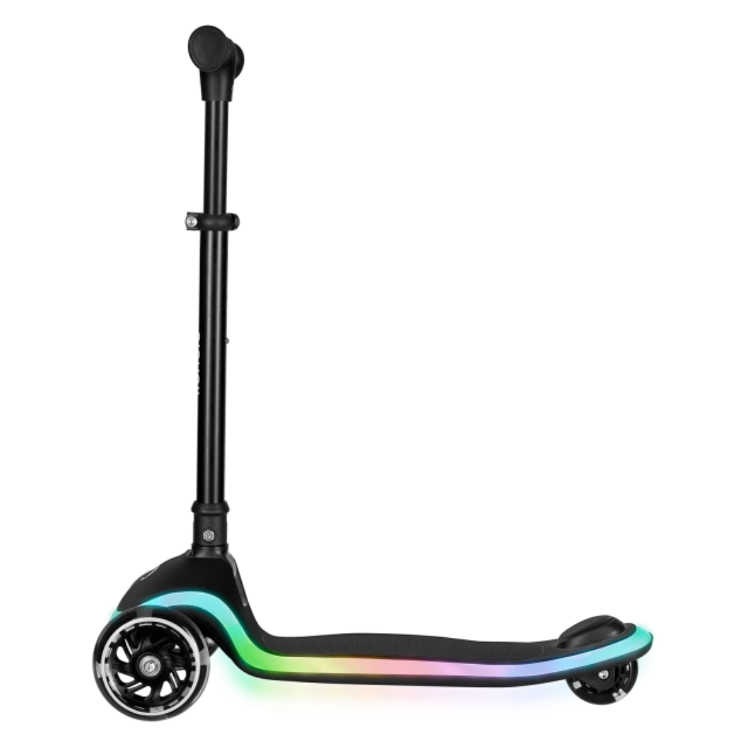 Trotinete preta com rodas e luzes LED coloridas