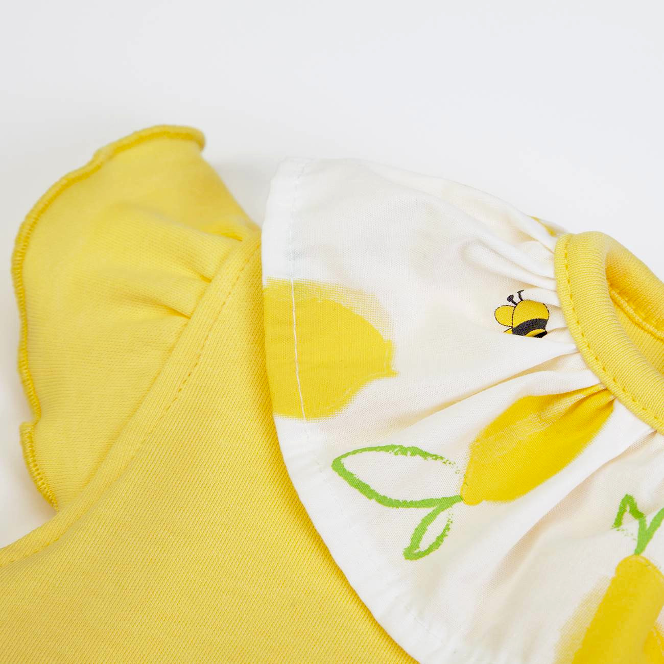Top amarelo com gola branca estampada com limões e abelha