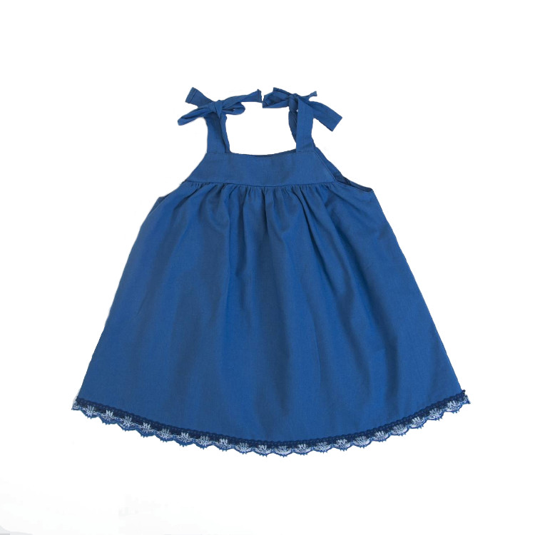 Vestido azul para criança com alças de atar e renda na bainha