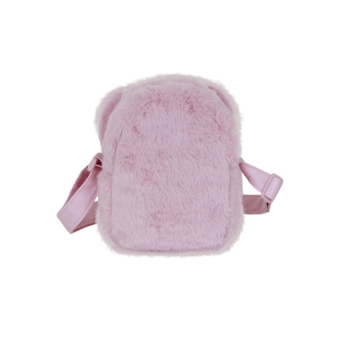 Mochila pequena rosa de pêlo sintético com alças ajustáveis.