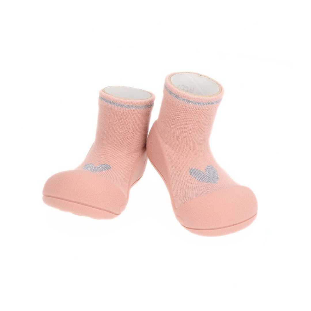 Sapatinhos meias cor-de-rosa com sola emborrachada e coração cinzento.