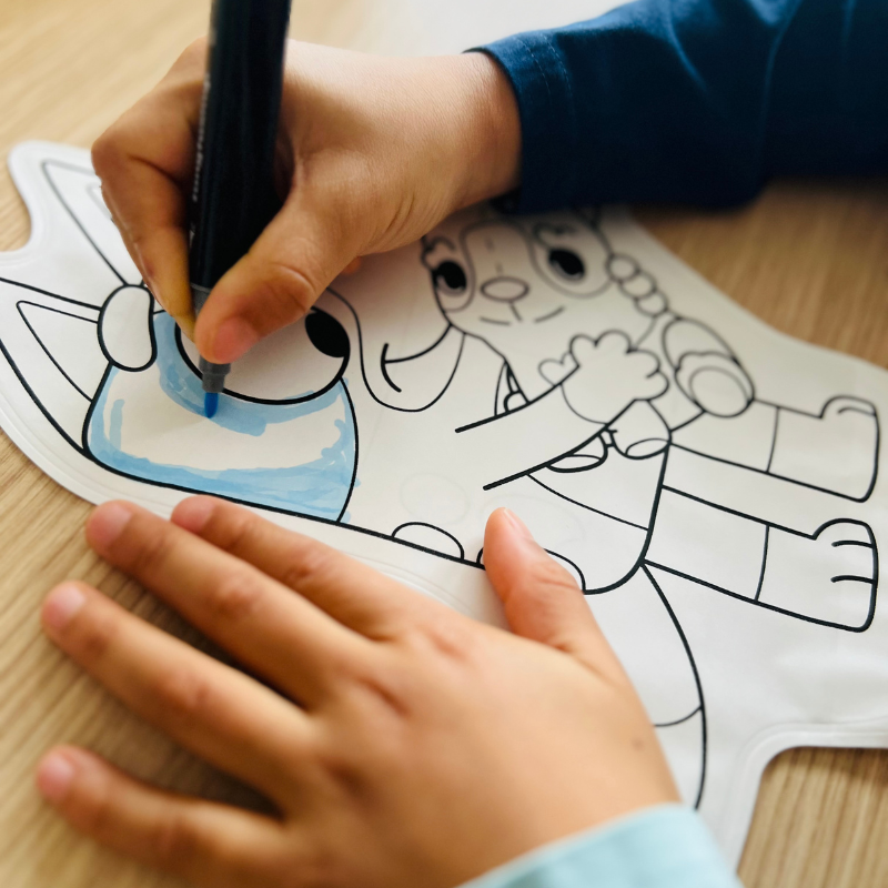 Pessoa a pintar desenho infantil com marcador azul